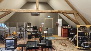 Session d'enregistrement créative au calme dans un studio en pleine nature pour musiciens et compositeurs